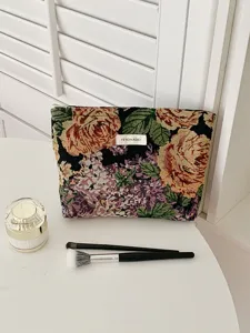 Vintage floral tapestry makeup bag large capacity travel cosmetic pouch with zipper closure.