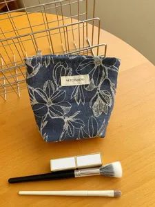 Details of the floral canvas makeup bag, portable cosmetic storage pouch for daily use.