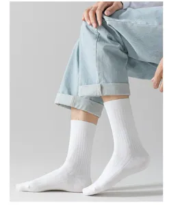 Gros plan détaillé de chaussettes mi-côtes blanches confortables pour hommes au quotidien.