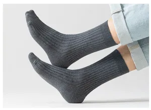 Chaussettes mi-mollet côtelées gris foncé pour hommes, respirantes, vue de détail.