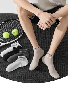 Detailaufnahme atmungsaktiver Mesh-Baumwoll-Kurzsocken für Herren, bequeme Sportsocken.