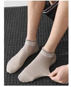 Nahaufnahme der Herren Mesh Bootssocken mit atmungsaktivem Stoffstretch und Streifen.