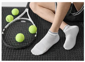 Detailansicht weißer Herren Sport Netz Sneakersocken mit Tennisrequisiten, atmungsaktiv.