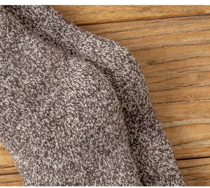 Nahaufnahme von dicken Winter-Wollsocken für Herren im Braun-Mix, gemütliche Textur.