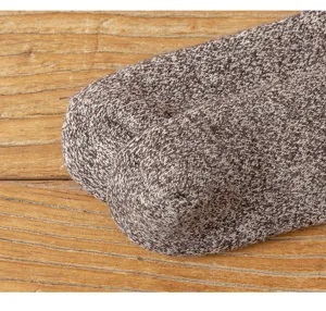 Nahaufnahme der dicken Herren Thermo Wolle Wintersocken mit strukturiertem Strickdesign.