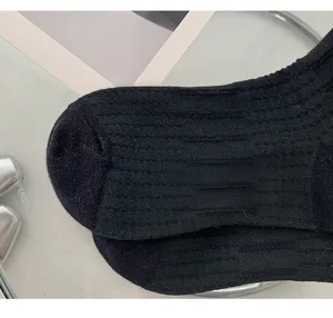 Schwarze gerippte Wadenstrümpfe für Damen, minimalistische Freizeit Strickware weich.