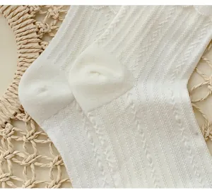 Weisse Spitzenrüschen Wadenstrümpfe Detailaufnahme, süsser japanischer Stil süsse Socken.