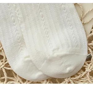 Nahaufnahme weißer japanischer Spitzen-Mittelsocken mit feiner Strick-Vertikalstreifenstruktur.