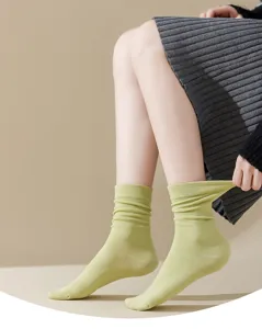 Comode calze da donna a metà tubo in tinta unita di cotone per inverno e la moda.