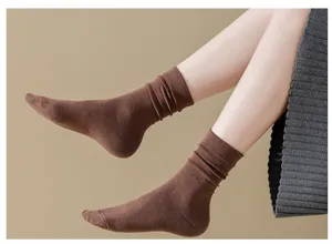 Dettaglio di calzini slouch in cotone marrone da donna, morbide calze a metà polpaccio.