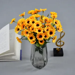 Bouquet de tournesols artificiels fausses marguerites dans un vase en verre gris déco table