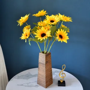 Bouquet de tournesols artificiels dans un vase en bois fausses fleurs déco maison