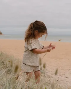 Ensemble haut et short en tricot pour tout-petit avec bordure contrastée pour l'été.