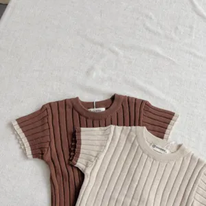 Vue détail pull court tricoté bébé enfant, design souple avec bordure contrastée.