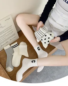 Weiße gestreifte und gepunktete Damensocken mit Buchstaben-Detail für den Alltag.