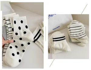 Damen Wadenstrümpfe mit klassischem schwarz-weißen Punkte- und Streifenmuster, weiche Baumwollmischung.