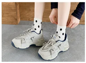 Damen Pünktchen Mittelsocken perfekt kombiniert mit stylischen Chunky Sneakers Alltag.