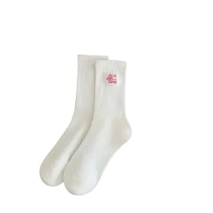 Calzini bianchi di cotone al ginocchio per donna con lettere ricamate, stile sportivo.