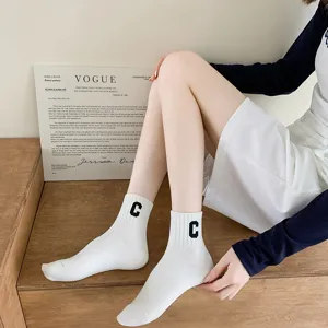 Weiße Baumwoll-Mittelrohrsocken für Damen mit Buchstaben C, ideale Frühlings-Sportsocken.
