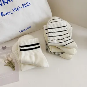 Weiße Baumwollsocken mit schwarzen Streifen, klassische modische Socken für den Alltag.