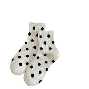 Klassische weiße Mittelsocken mit schicken schwarzen Punkten, bequeme Alltagskleidung.