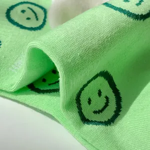 Carine calze a tubo medio in cotone verde con stampe di faccine sorridenti trendy e originali.