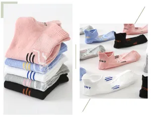 Vue détaillée de chaussettes de sport courtes pour femmes, design en mesh respirant.