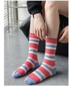 Gros plan détaillé de chaussettes rayées colorées pour femmes avec une texture unique.