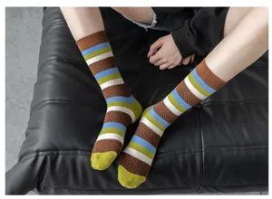 Chaussettes longues rayées colorées avec motif tricoté, parfaites pour la saison d'hiver.