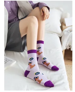 Leuke paarse katoenen sokken halverwege de kuit met schattige berenprint voor dames.