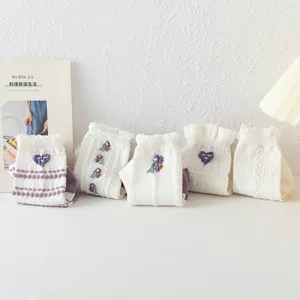 Calcetines blancos de estilo japonés con bordado floral morado y puño de encaje delicado.