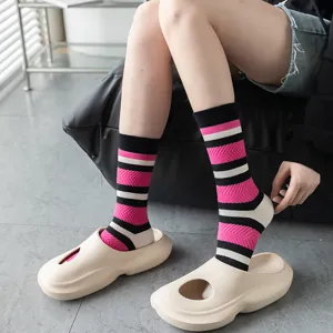 Chaussettes longues tendance automne hiver pour femmes avec motif rayures chevron chic.