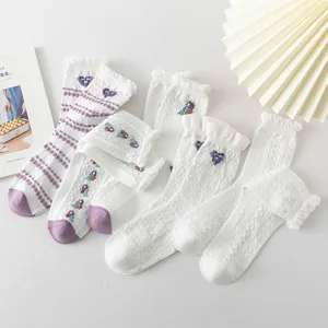 Set de calcetines estilo JK japonés blanco, calcetines con volantes y bordado de flores violetas.