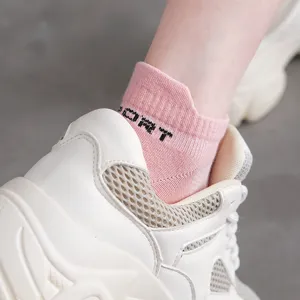 Chaussettes courtes de sport pour femme avec petit détail d'oreilles et mesh d'été.