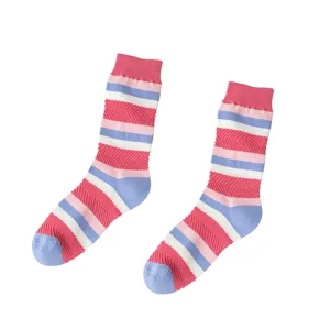 Chaussettes longues rayées arc-en-ciel tendance pour femmes, maille color-block hiver.
