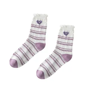 Calcetines estilo JK para mujer, volantes blancos con rayas moradas y bordado de corazón.