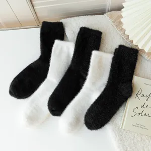 Chaussettes pelucheuses douces pour femmes, chaussettes d'hiver chaudes noires et blanches.