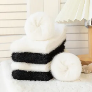 Chaussettes d'hiver duveteuses en noir et blanc douillettes chaussettes chaudes en peluche
