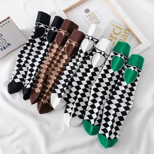 Chaussettes tendance pour femmes en maille avec motif losange classique et joli cœur.