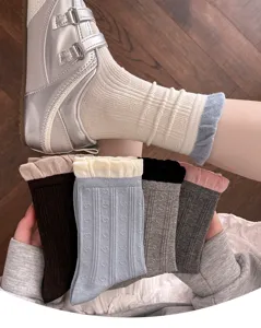 Chaussettes en coton pour femmes, bord volanté, motif cœur discret, style décontracté.