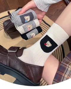 Detailaufnahme der süßen Cartoon Bär bestickten Mittelsocken für Damen im schönen Alltag