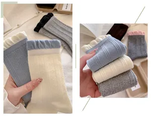 Chaussettes mi-hautes en coton pour femmes avec poignets volantés et motif de cœur discret.