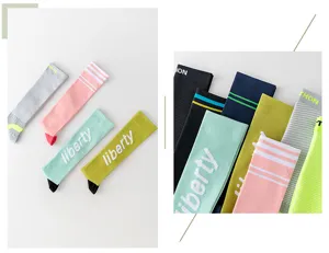 Vue détaillée de chaussettes de compression sportives élastiques avec texte et rayures.