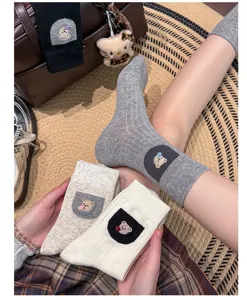 Süße gestreifte Baumwoll-Wadensocken mit Bärchen-Stickerei für Damen, atmungsaktiv.