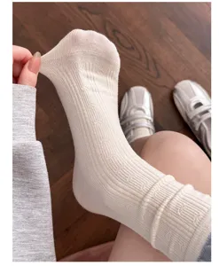 Chaussettes mi-hautes blanches en coton pour femmes avec de subtils motifs de cœur discrets