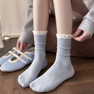 Chaussettes mi-hautes pour femme en coton pur avec joli motif cœur et bord à volants.