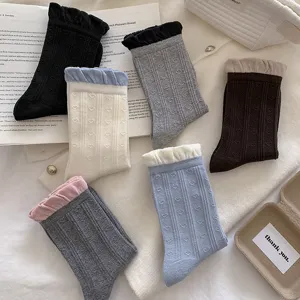 Chaussettes mi-hautes à volants en pur coton pour femmes avec motif cœur, douces et confortables.