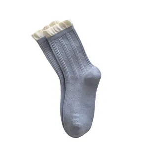 Chaussettes mi-hautes en coton pour femmes avec volants blancs et motifs de cœurs discrets.