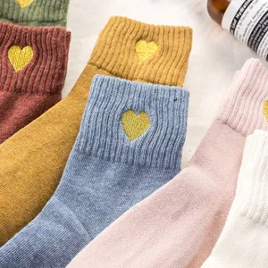 Chaussettes mi-hautes en coton pour femmes avec motif de cœur brodé d'or pour automne hiver.