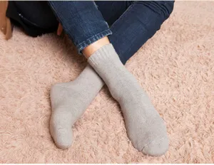 Herren Thermo Wollsocken Detailansicht mit dickem Frottee und weichem grauen Stoff.